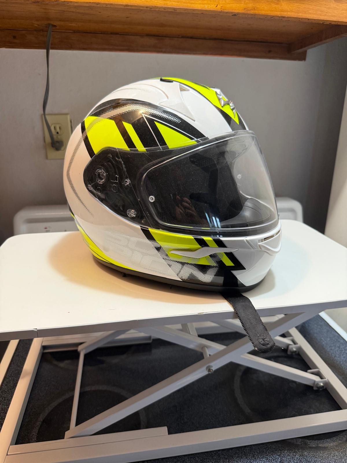 Motorcycle helmet (full-face, white/yellow) thumbnail